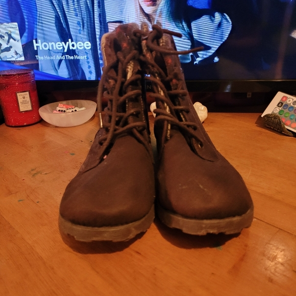 Plaid and brown boots - Picture 2 of 5